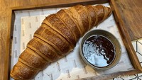 Menu Giant Croissant tersebut dibanderol seharga Rp 160.000. Namun, Bakerzin menawarkan paket dengan cappucino jumbo atau dengan saus cokelat masing-masing paket seharga Rp 199 ribu. Foto: detikcom/Riska Fitria