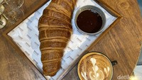 Ada juga paket lengkap dengan mendapat ketiganya seharga Rp 249.000. Untuk membandingkan, kami juga memesan croissant berukuran biasa seharga Rp 28.000. Foto: detikcom/Riska Fitria