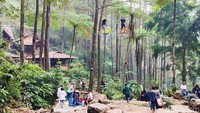 Curug Cilember juga punya beberapa wahana, seperti flying fox, sepeda gantung dan memanah. (bonauli/detikcom)