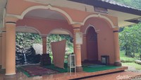 Fasilitas musala juga tersedia di sini. Enaknya, air wudu berasal langsung dari mata air gunung yang mengalir. (bonauli/detikcom)