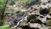 Pengunjung bisa piknik di sekitar air terjun. Tikar bisa disewa seharga Rp 20 ribu saja. Fasilitas toilet sudah tersedia di sana. (bonauli/detikcom)