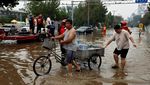 Dampak Topan Doksuri di Beijing, Sampah Numpuk-Jembatan Roboh