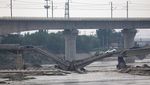 Dampak Topan Doksuri di Beijing, Sampah Numpuk-Jembatan Roboh