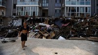 Sampah juga menumpuk di komplek permukiman warga.  