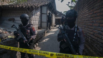 Densus 88 Geledah Rumah Terduga Teroris yang Siapkan Bom Astana Anyar