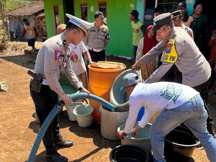 desa yang dilanda kekeringan di banyuwangi mulai disuplai air bersih