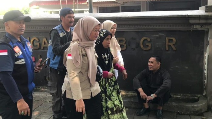 Dinsos Kota Bogor mengevakuasi perempuan ODGJ yang terlantar di pinggir Jalan Pajajaran. Wanita itu ternyata sudah lama menghilang dan dianggap sudah meninggal. (dok Ist)