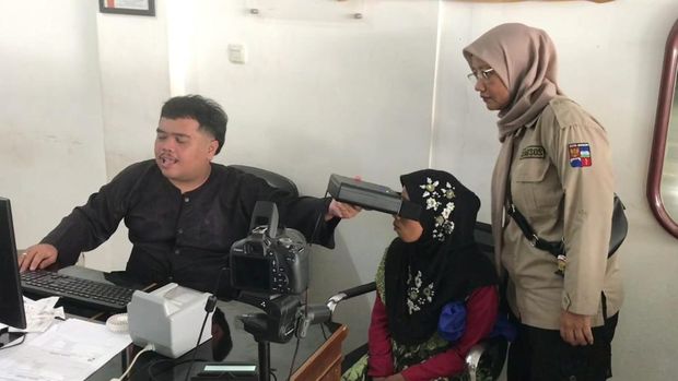 Dinsos Kota Bogor mengevakuasi perempuan ODGJ yang terlantar di pinggir Jalan Pajajaran. Wanita itu ternyata sudah lama menghilang dan dianggap sudah meninggal. (dok Ist)