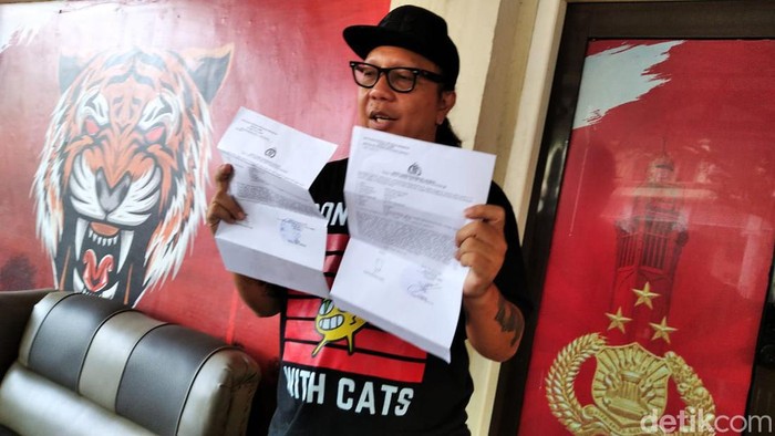 Doni Herdaru, perwakilan komunitas pecinta hewan melaporkan dugaan penganiayaan kucing dan anjing di Jambi