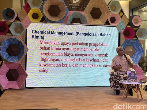 Dr. Komarudin Ludiya S.IP., M.Ds sebagai Ketua Dewan Pakar Yayasan Batik Indonesia (YBI) Dr. Komarudin Ludiya S.IP., M.Ds sebagai Ketua Dewan Pakar Yayasan Batik Indonesia (YBI), menjelaskan konsep dan proses batik ramah lingkungan. Kini Komarudin sudah membuat buku yang berjudul Mengenal Industri Batik Ramah Lingkungan.