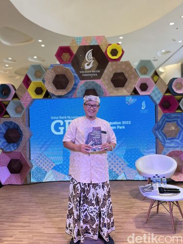 Dr. Komarudin Ludiya S.IP., M.Ds sebagai Ketua Dewan Pakar Yayasan Batik Indonesia (YBI) Dr. Komarudin Ludiya S.IP., M.Ds sebagai Ketua Dewan Pakar Yayasan Batik Indonesia (YBI), menjelaskan konsep dan proses batik ramah lingkungan. Kini Komarudin sudah membuat buku yang berjudul Mengenal Industri Batik Ramah Lingkungan.