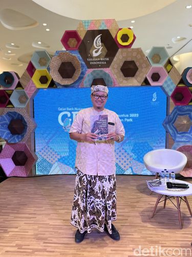 Dr. Komarudin Ludiya S.IP., M.Ds sebagai Ketua Dewan Pakar Yayasan Batik Indonesia (YBI) Dr. Komarudin Ludiya S.IP., M.Ds sebagai Ketua Dewan Pakar Yayasan Batik Indonesia (YBI), menjelaskan konsep dan proses batik ramah lingkungan. Kini Komarudin sudah membuat buku yang berjudul Mengenal Industri Batik Ramah Lingkungan.