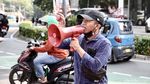 Dukung Rocky Gerung, Massa Bakar Bendera PDIP di Cikini