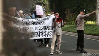 Massa mendukung Rocky Gerung untuk melawan PDIP. 