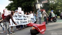 Dalam aksi ini, mereka membawa spanduk yang menunjukkan penolakan mereka terhadap PDIP. 