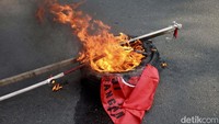 Tampak bendera PDIP dibakar oleh massa. 