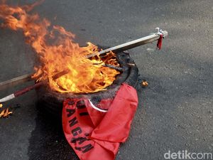 Dukung Rocky Gerung, Massa Bakar Bendera PDIP di Cikini