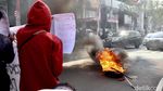 Dukung Rocky Gerung, Massa Bakar Bendera PDIP di Cikini