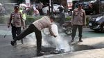 Dukung Rocky Gerung, Massa Bakar Bendera PDIP di Cikini