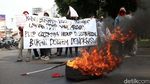 Dukung Rocky Gerung, Massa Bakar Bendera PDIP di Cikini