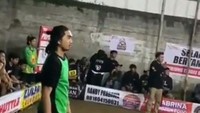 Gaya Duta bermain voli cukup menarik perhatian. Foto: Twitter