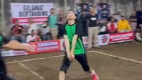 Duta cukup sigap menghalau bola yang datang. Foto: Twitter