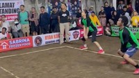 Duta cukup serius di pertandingan voli ini. Foto: Twitter