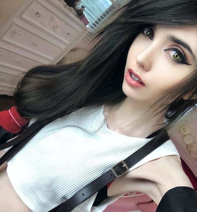 Eugenia Cooney yang dikenal sebagai YouTuber kecantikan memang diketahui mengidap anoreksia. Karena itu, banyak netizen yang bersimpati ketika melihat penampilannya yang semakin kurus. Foto: Instagram