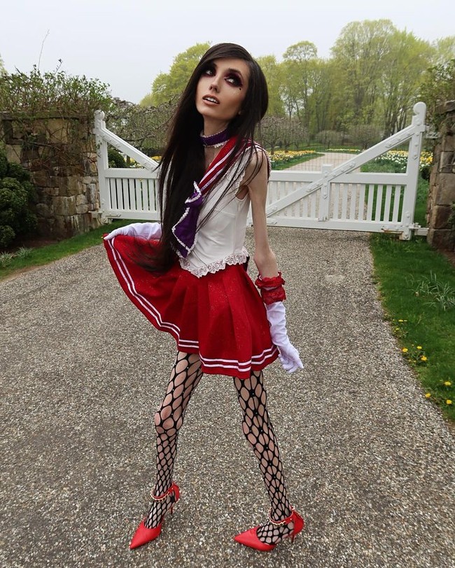 Eugenia Cooney jadi influencer yang sering membagikan tutorial makeup sejak 2013. Selagi memberikan tips kecantikan, beberapa tahun belakangan banyak orang salah fokus dengan penampilannya yang semakin kurus. Foto: Instagram