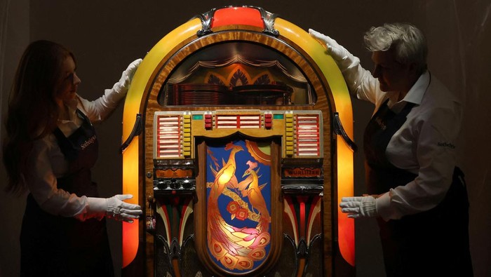 Fans Queen Merapat, Koleksi Pribadi Freddie Mercury Ini Dilelang Rumah lelang Sotheby's London memamerkan sejumlah item dari rumah mendiang vokalis Queen, Freddie Mercury untuk pertama kalinya. Beberapa akan dilelang.