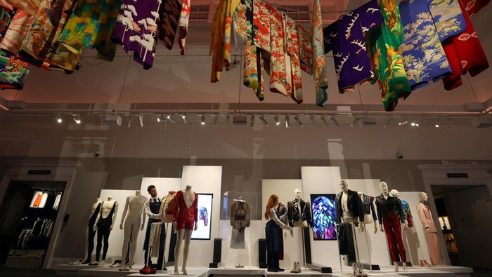 Fans Queen Merapat, Koleksi Pribadi Freddie Mercury Ini Dilelang Rumah lelang Sotheby's London memamerkan sejumlah item dari rumah mendiang vokalis Queen, Freddie Mercury untuk pertama kalinya. Beberapa akan dilelang.