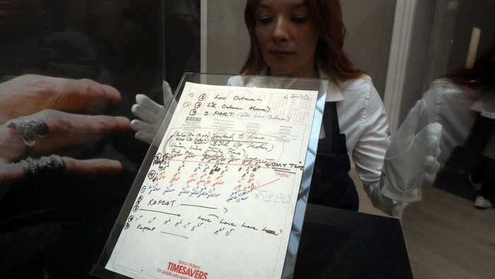 Fans Queen Merapat, Koleksi Pribadi Freddie Mercury Ini Dilelang Rumah lelang Sotheby's London memamerkan sejumlah item dari rumah mendiang vokalis Queen, Freddie Mercury untuk pertama kalinya. Beberapa akan dilelang.