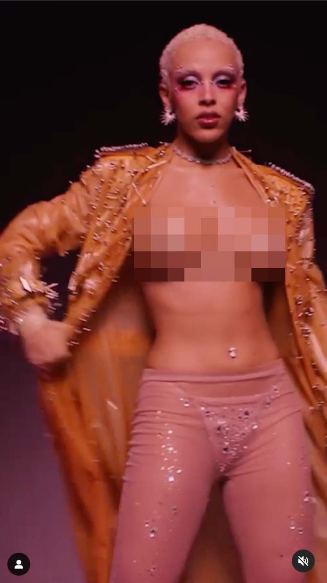 Banyak yang menduga kekesalan Doja Cat sampai pada titik penghinaan terhadap para ‘Kitten’, sebutan untuk fansnya. “Penggemarku tidak menamai dirinya dengan nama jelek. Jika kamu menyebut diri sebagai ‘kitten’ atau ‘kittenz’, itu berarti kamu harus berhenti bermain ponsel, cari pekerjaan, dan bantu orangtuamu di rumah,” tulisnya di Instagram seperti dikutip BuzzFeed. (Foto: Instagram/@victoriassecret)