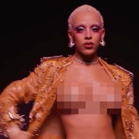 Banyak yang menduga kekesalan Doja Cat sampai pada titik penghinaan terhadap para ‘Kitten’, sebutan untuk fansnya. “Penggemarku tidak menamai dirinya dengan nama jelek. Jika kamu menyebut diri sebagai ‘kitten’ atau ‘kittenz’, itu berarti kamu harus berhenti bermain ponsel, cari pekerjaan, dan bantu orangtuamu di rumah,” tulisnya di Instagram seperti dikutip BuzzFeed. (Foto: Instagram/@victoriassecret)