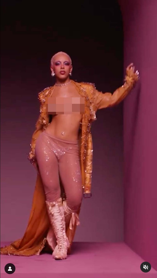 Diberitakan sebelumnya, Doja Cat terlibat ‘cekcok’ dengan fans yang mempersoalkan foto mesranya dengan J. Cyrus yang dituduh sebagai predator. Ia disebut sampai memblokir akun-akun fans di Twitter. (Foto: Instagram/@victoriassecret)