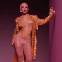 Diberitakan sebelumnya, Doja Cat terlibat ‘cekcok’ dengan fans yang mempersoalkan foto mesranya dengan J. Cyrus yang dituduh sebagai predator. Ia disebut sampai memblokir akun-akun fans di Twitter. (Foto: Instagram/@victoriassecret)