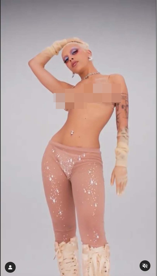 Kolaborasi Victoria’s Secret dan Doja Cat malah mengundang reaksi negatif, apalagi setelah ia diduga menghina para fans. Daily Mail mengabarkan, kontroversi tersebut menyebabkan Doja kehilangan 556.040 dari 62 juta pengikutnya di Instagram. (Foto: Instagram/@victoriassecret)