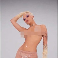 Kolaborasi Victoria’s Secret dan Doja Cat malah mengundang reaksi negatif, apalagi setelah ia diduga menghina para fans. Daily Mail mengabarkan, kontroversi tersebut menyebabkan Doja kehilangan 556.040 dari 62 juta pengikutnya di Instagram. (Foto: Instagram/@victoriassecret)