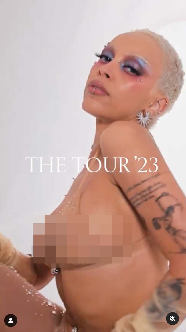 “Karena The Tour adalah sebuah perayaan akan kekuatan dan keunikan talenta kreatif, kami ingin menyampaikan pesan tersebut lewat tampilan ini. Aku merasa sangat kuat dan percaya diri dengan pakaian ini, yang mana sangat penting buatku,” ujar perempuan bernama asli Amala Ratna Zandile Dlamini ini kepada Harper’s Bazaar AS tentang busana yang dipakainya di video tersebut. (Foto: Instagram/@victoriassecret)