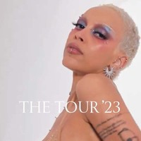 “Karena The Tour adalah sebuah perayaan akan kekuatan dan keunikan talenta kreatif, kami ingin menyampaikan pesan tersebut lewat tampilan ini. Aku merasa sangat kuat dan percaya diri dengan pakaian ini, yang mana sangat penting buatku,” ujar perempuan bernama asli Amala Ratna Zandile Dlamini ini kepada Harper’s Bazaar AS tentang busana yang dipakainya di video tersebut. (Foto: Instagram/@victoriassecret)