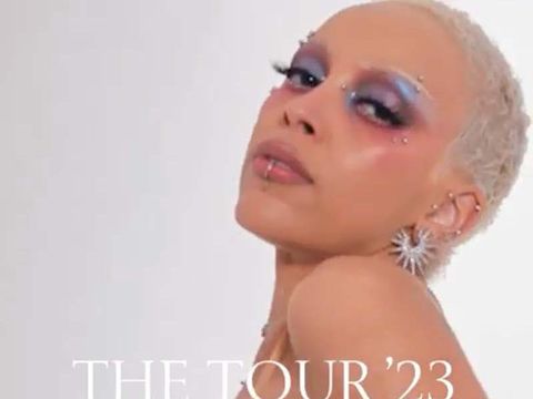 Foto doja cat di iklan Victoria's Secret