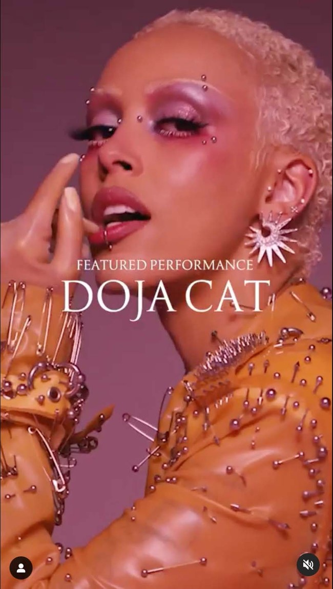 Sebuah video promo lantas dirilis di Instagram untuk menandai keterlibatan Doja Cat. Rapper 27 tahun itu pun memberikan gaya terseksinya dengan berbagai busana seduktif keluaran Victoria’s Secret. (Foto: Instagram/@victoriassecret)