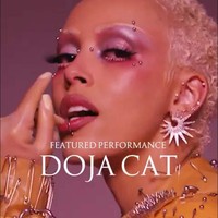 Sebuah video promo lantas dirilis di Instagram untuk menandai keterlibatan Doja Cat. Rapper 27 tahun itu pun memberikan gaya terseksinya dengan berbagai busana seduktif keluaran Victoria’s Secret. (Foto: Instagram/@victoriassecret)
