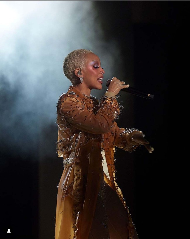 “VS, bukan cuma pengikutmu yang berkurang banyak, tapi juga pembeli, hanya karena mengajak sampah ini,” kritik seorang pengguna Instagram. Ada pula yang menulis, “Adalah tugas kami memboikot orang-orang kasar, jangan memberikan suara buat mereka.” (Foto: Instagram/@victoriassecret)