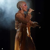 “VS, bukan cuma pengikutmu yang berkurang banyak, tapi juga pembeli, hanya karena mengajak sampah ini,” kritik seorang pengguna Instagram. Ada pula yang menulis, “Adalah tugas kami memboikot orang-orang kasar, jangan memberikan suara buat mereka.” (Foto: Instagram/@victoriassecret)