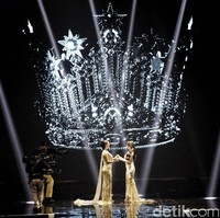 Miss Universe 2022 RBonney Gabriel memahkotai langsung Fabienne, pemenang Miss Universe Indonesia 2023. Terlihat indah dan bersinar, mahkota yang dibuat dari 8.000 kubik emas putih tersebut diberi nama The Shimmering Hope.