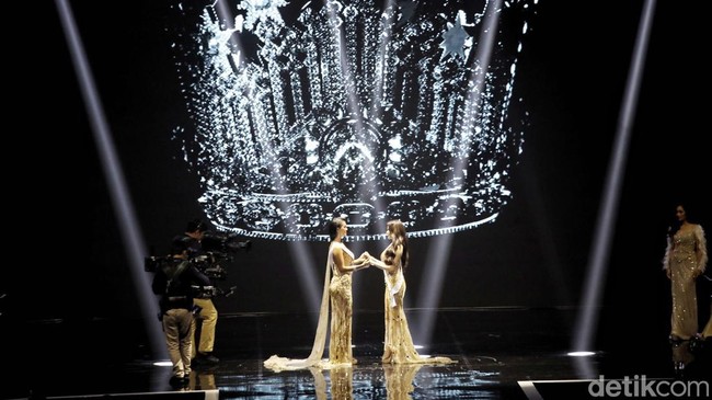 Miss Universe 2022 RBonney Gabriel memahkotai langsung Fabienne, pemenang Miss Universe Indonesia 2023. Terlihat indah dan bersinar, mahkota yang dibuat dari 8.000 kubik emas putih tersebut diberi nama The Shimmering Hope.