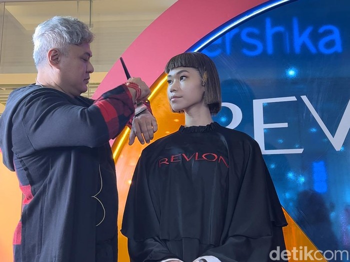 Beautiful woman face. Perfect makeup. Skincare foundation. Sponge makeup artist