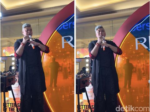 Foto Hendro Sudarta ketika mengaplikasikan foundation agar makeup bisa bertahan lama.