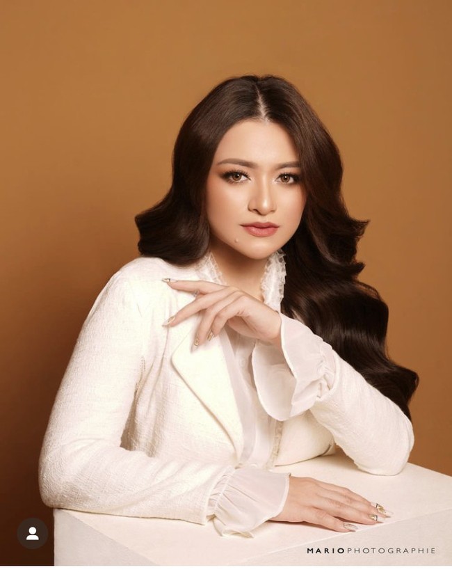 Nathalie Holscher kini kerap tampil dengan memamerkan rambut panjangnya. Ia pun membiarkan rambut indahnya itu bebas tergerai. Foto: Instagram